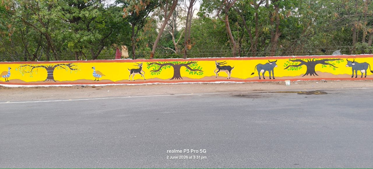 Panoramic mural of Indian wildlife and sacred trees on Rajeev Chowk boundary wall